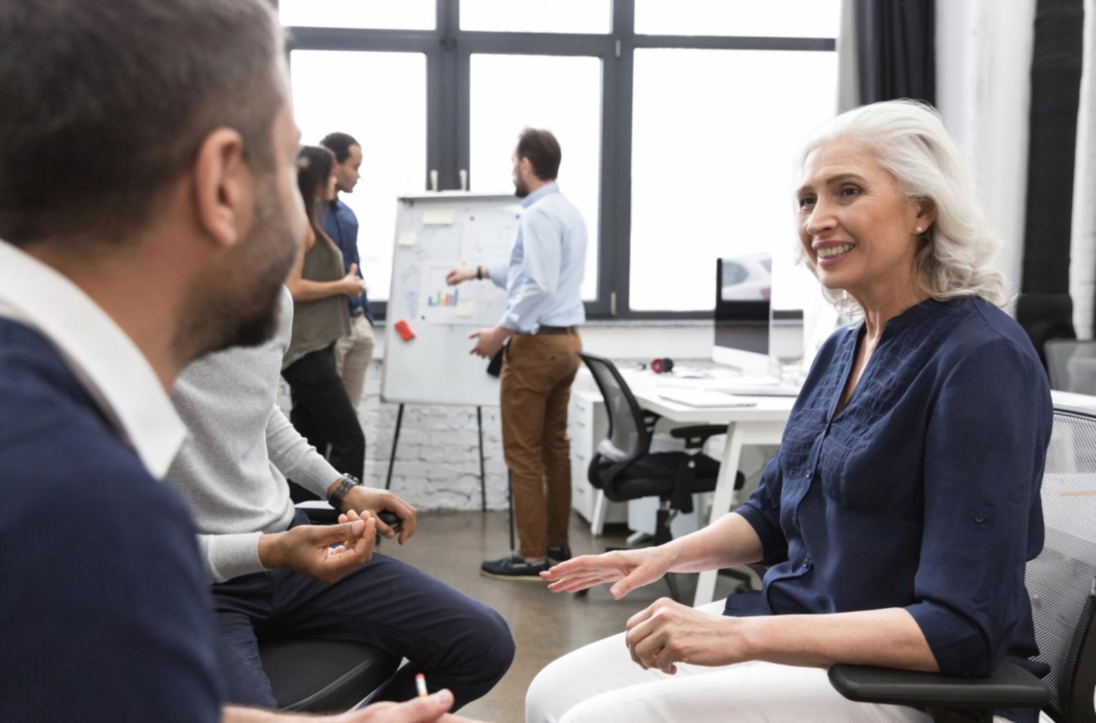 Session de travail en groupe sur des études de cas financiers réels